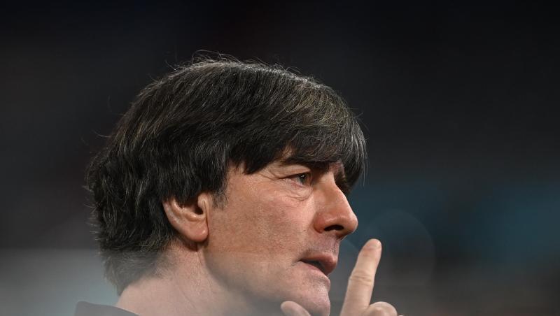 Joachim Löw gestikuliert beim Sprechen.
