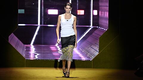 Kaia Gerber in einem Look von Prada.