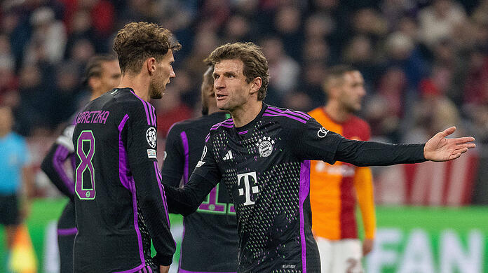 Die Bayern-Stars um Leon Goretzka (l.) und Thomas Müller wurden in der Allianz Arena teilweise bei jeder Ballberührung ausgepfiffen.