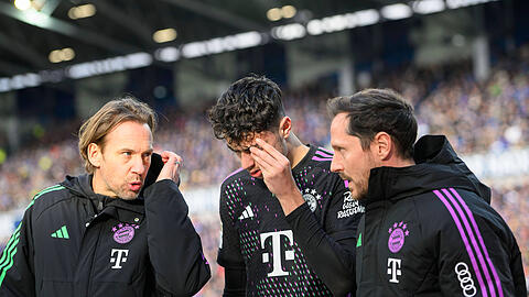 Etwas benebelt und geschwollenes Auge: Pavlovic muss nach starker Leistung angeschlagen vom Platz