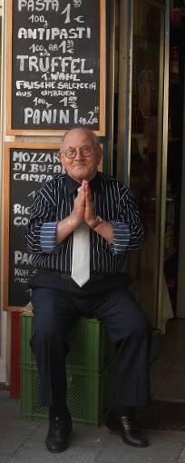 Raffaele (84) &bdquo;München hat so viele schöne Frauen. Es ist wunderbar, wie sie sich kleiden und die Art und Weise, wie sie gehen und sich bewegen. Ich selbst ziehe am liebsten Anzüge an, am besten aus Neapel. Das steht mir und passt zu mir. So begegne ich gern den Frauen.