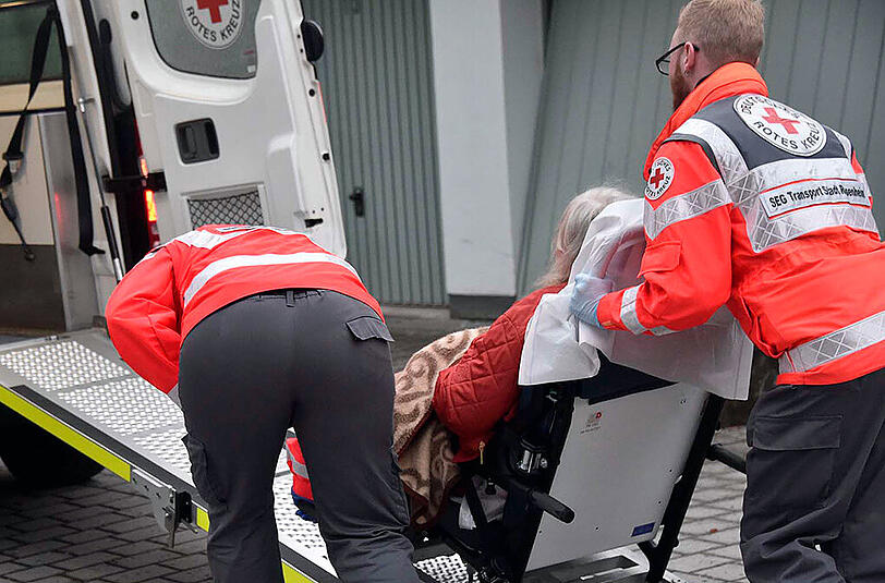 Feuer in einem Rosenheimer Mehrfamilienhaus. Die Bilder vom dramatischen Einsatz.