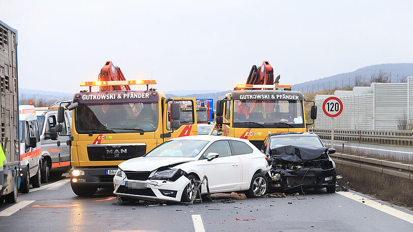 Bei der Massenkarambolage auf der A73 verletzten sich 18 Personen. Die Bilder von der Unfallstelle bei Breitengüßbach zum Durchklicken.