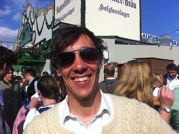 Must-Have Nummer 2: die (Pilot-)Sonnenbrille, wie Flo sie trägt. Ob genügend Bier im Maßkrug ist...