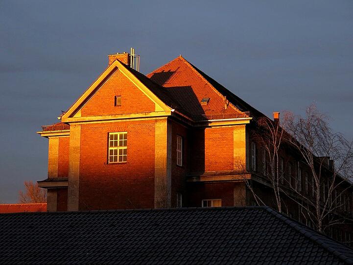 Blick aus dem Atelierfenster auf die alte Viehmarktbank.