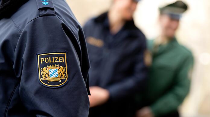 In Nymphenburg haben falsche Polizeibeamte Schmuck erbeutet. (Symbolbild)