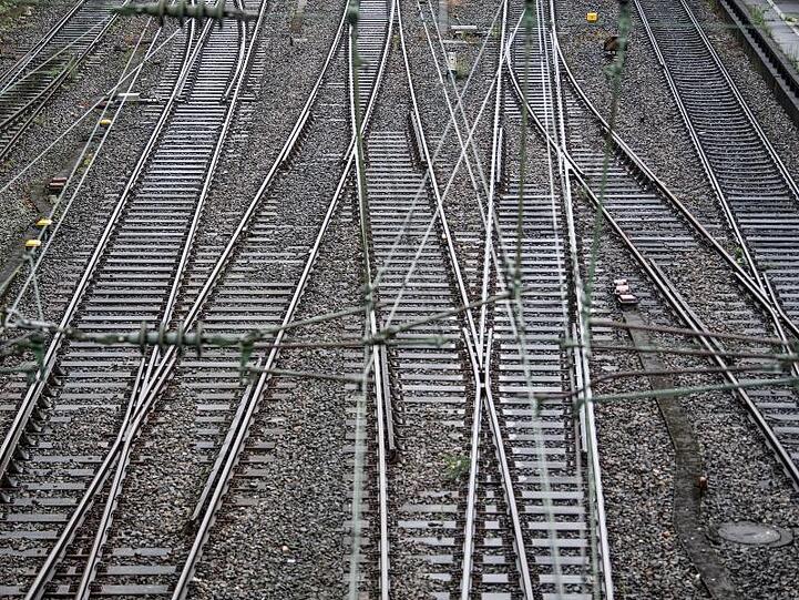 Leere Gleise in der Nähe eines Bahnhofs. Foto:Federico Gambarini/Archivbild