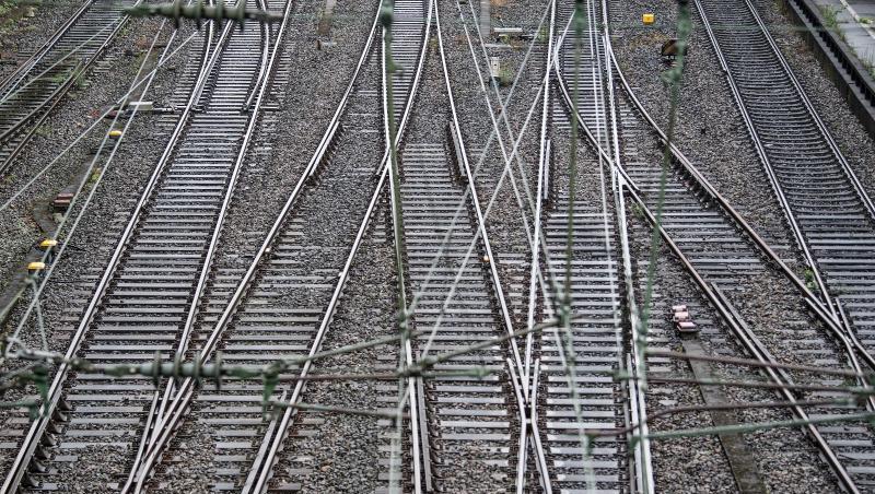Leere Gleise in der Nähe eines Bahnhofs. Foto:Federico Gambarini/Archivbild Leere Gleise in der Nähe eines Bahnhofs. Foto:Federico Gambarini/Archivbild