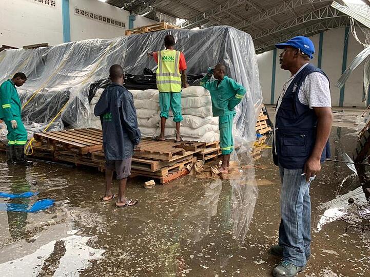 Helfer im Lager des Welternährungsprogramms der Vereinten Nationen (WFP) in Mosambik.
