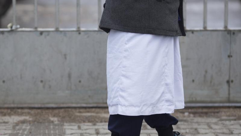 Ein Mann in traditioneller Bekleidung steht vor einem Versammlungsort der Salafisten in Berlin. Ein Mann in traditioneller Bekleidung steht vor einem Versammlungsort der Salafisten in Berlin.
