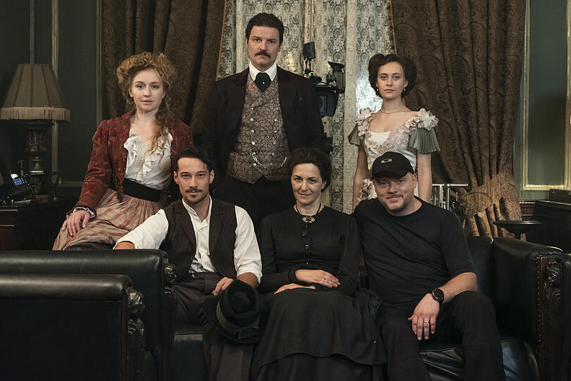Dreharbeiten zu "Oktoberfest 1900" - Brigitte Hobmeier, Misel Maticevic, Mercedes Müller stehend (von links), Klaus Steinbacher, Martina Gedeck und Hannu Salonen (Regisseur, alle sitzend von links).