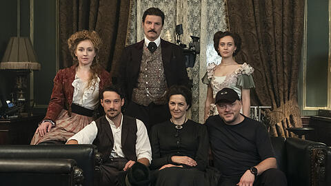 Dreharbeiten zu "Oktoberfest 1900" - Brigitte Hobmeier, Misel Maticevic, Mercedes Müller stehend (von links), Klaus Steinbacher, Martina Gedeck und Hannu Salonen (Regisseur, alle sitzend von links).