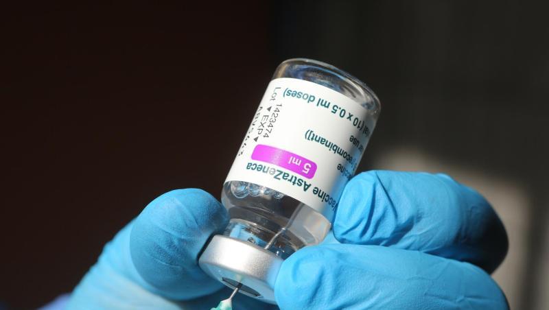 Eine Spritze wird mit dem Corona-Impfstoff von Astrazeneca aufgezogen.