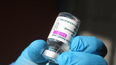 Eine Spritze wird mit dem Corona-Impfstoff von Astrazeneca aufgezogen.