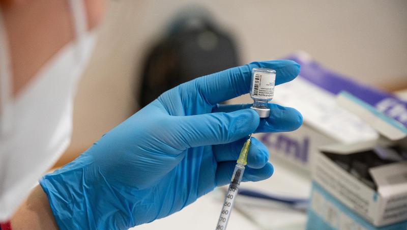 Impfstoff von Biontech/Pfizer wird aufgezogen.