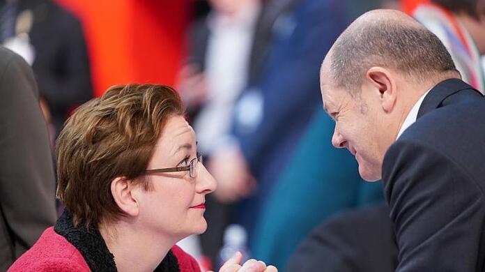 Die ehemalige Co-Kandidatin von Olaf Scholz für den SPD-Vorsitz, Klara Geywitz, ist eine Anwärterin auf das Ministerium für wirtschaftliche Zusammenarbeit und Entwicklung. Die ehemalige Co-Kandidatin von Olaf Scholz für den SPD-Vorsitz, Klara Geywitz, ist eine Anwärterin auf das Ministerium für wirtschaftliche Zusammenarbeit und Entwicklung.