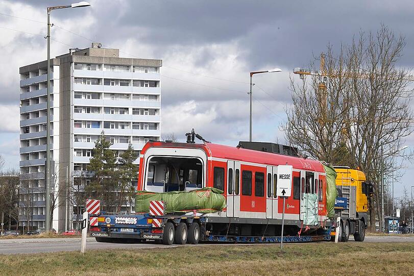 Am Samstag ist das Wrack des südlichen Triebkopfes auf einen Spezial-Tieflader verladen und über die B 11 und durch München zur Firma Schmidbauer nach Gräfelfing transportiert worden.