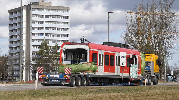 Am Samstag ist das Wrack des südlichen Triebkopfes auf einen Spezial-Tieflader verladen und über die B 11 und durch München zur Firma Schmidbauer nach Gräfelfing transportiert worden.