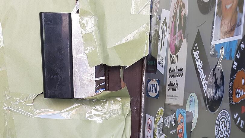 Die Eingangstür der "Türkitch"-Filiale ist mit olivfarbenen Papier zugeklebt. Das rote Amtssiegel des KVR lässt sich nur noch erahnen. Die Eingangstür der "Türkitch"-Filiale ist mit olivfarbenen Papier zugeklebt. Das rote Amtssiegel des KVR lässt sich nur noch erahnen.
