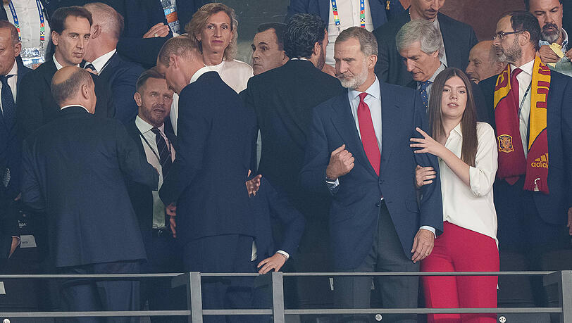 Bundeskanzler Olaf Scholz und Prinz William (links im Bild zu sehen) waren während des EM-Finalspiels in ein Gespräch verwickelt. Bundeskanzler Olaf Scholz und Prinz William (links im Bild zu sehen) waren während des EM-Finalspiels in ein Gespräch verwickelt.