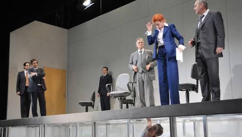 Zwei Königinnen und die Männerwelt: Elisabeth (im Hosenanzug beim Küchenkabinett: Elke Wollmann) und Maria (im Kerker: Julia Bartolome) in Schillers Drama. Zwei Königinnen und die Männerwelt: Elisabeth (im Hosenanzug beim Küchenkabinett: Elke Wollmann) und Maria (im Kerker: Julia Bartolome) in Schillers Drama.