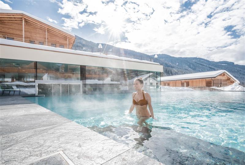 Lust auf Wellness im Schneepanorama? Zum S&uuml;dtiroler "Alpine Nature Hotel Stoll" geh&ouml;rt auch dieser warm dampfende Au&szlig;enpool.