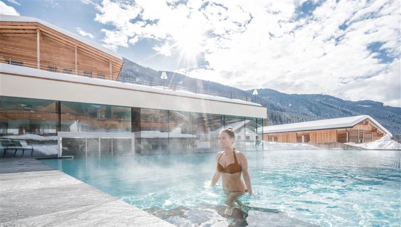 Lust auf Wellness im Schneepanorama? Zum S&uuml;dtiroler "Alpine Nature Hotel Stoll" geh&ouml;rt auch dieser warm dampfende Au&szlig;enpool.