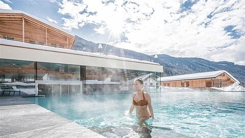 Lust auf Wellness im Schneepanorama? Zum S&uuml;dtiroler "Alpine Nature Hotel Stoll" geh&ouml;rt auch dieser warm dampfende Au&szlig;enpool.