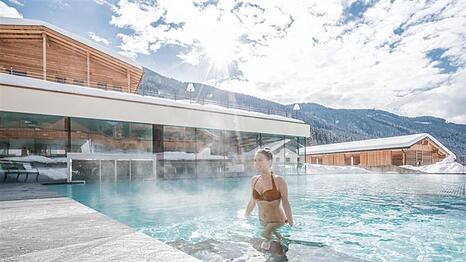 Lust auf Wellness im Schneepanorama? Zum S&uuml;dtiroler "Alpine Nature Hotel Stoll" geh&ouml;rt auch dieser warm dampfende Au&szlig;enpool.