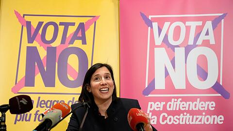 Oppositionsf&uuml;hrerin Elly Schlein freut sich &uuml;ber den Erfolg.