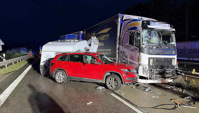 Beim Ausweichen kollidierte der Lkw mit dem Pkw-Wohnwagen-Gespann. Beim Ausweichen kollidierte der Lkw mit dem Pkw-Wohnwagen-Gespann.
