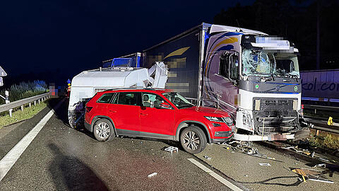Beim Ausweichen kollidierte der Lkw mit dem Pkw-Wohnwagen-Gespann.