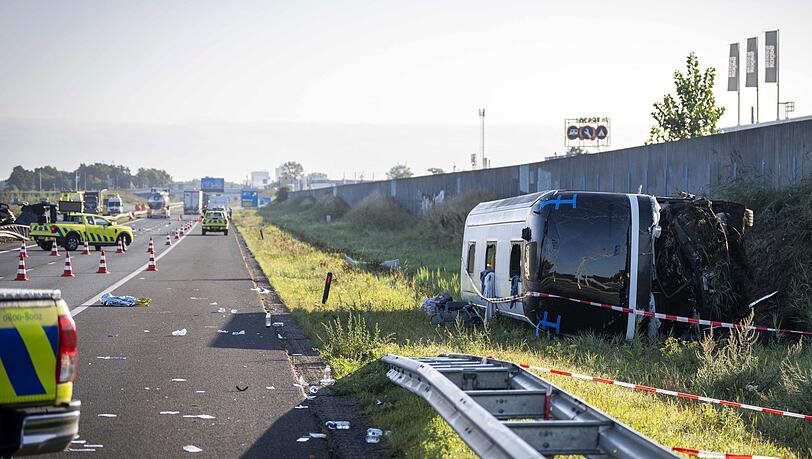 Die 54 Schülerinnen und Schüler sowie 4 Lehrkräfte waren nach Angaben der Schule auf dem Weg nach Paris. Die 54 Schülerinnen und Schüler sowie 4 Lehrkräfte waren nach Angaben der Schule auf dem Weg nach Paris.
