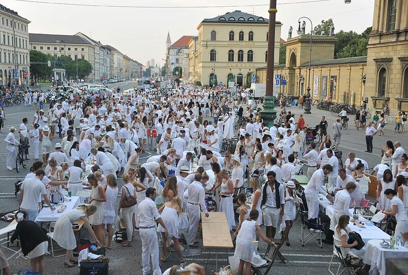Feiner Flashmob: Rund 500 weiß gekleidete Menschen haben sich am Donnerstagabend am Münchner Odeonsplatz spontan zu einem Abendessen unter freiem Himmel getroffen - Sehen Sie hier die besten Bilder...