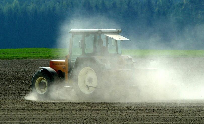 Tragisch: Eine Frau ist in Unterfranken von einem Traktor erschlagen worden. (Symbolbild)