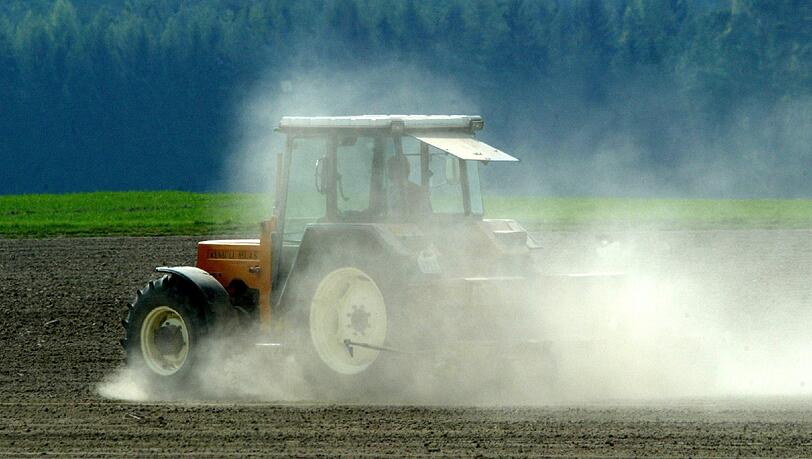 Tragisch: Eine Frau ist in Unterfranken von einem Traktor erschlagen worden. (Symbolbild) Tragisch: Eine Frau ist in Unterfranken von einem Traktor erschlagen worden. (Symbolbild)