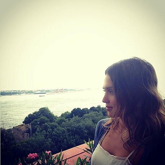 Jessica Alba lässt die Seele in der Türkei baumeln: "That view tho #Bosphorus #Turkey #KonyaliTopkapi"
