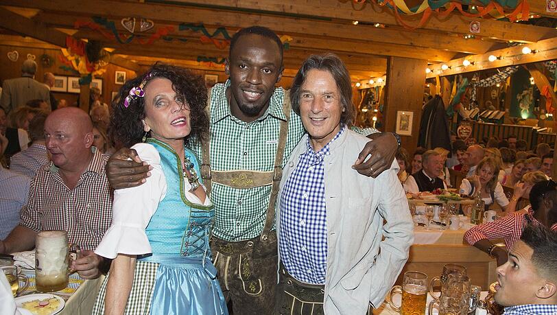 Karin Müller-Wohlfahrt mit Usain Bolt und Ehemann Hans-Wilhelm Müller-Wohlfahrt im Schützenzelt. Karin Müller-Wohlfahrt mit Usain Bolt und Ehemann Hans-Wilhelm Müller-Wohlfahrt im Schützenzelt.