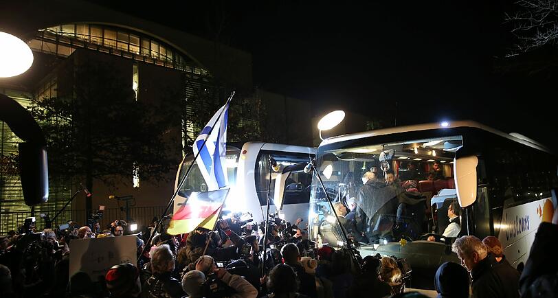 Aus Protest gegen die Flüchtlingspolitik von Kanzlerin Angela Merkel  hat Landrat Peter Dreier 31 Flüchtlinge mit einem Bus zum Kanzleramt bringen lassen.