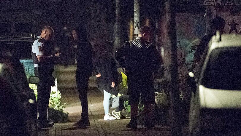 Polizisten befragen nach den Schüssen Zeugen. Foto: Jens Noergaard Larsen Polizisten befragen nach den Schüssen Zeugen. Foto: Jens Noergaard Larsen
