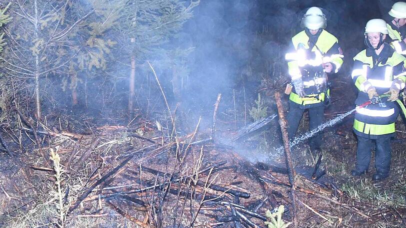 Die Einsatzkräfte hatten anfangs Schwierigkeiten, die genaue Brandstelle zu finden.