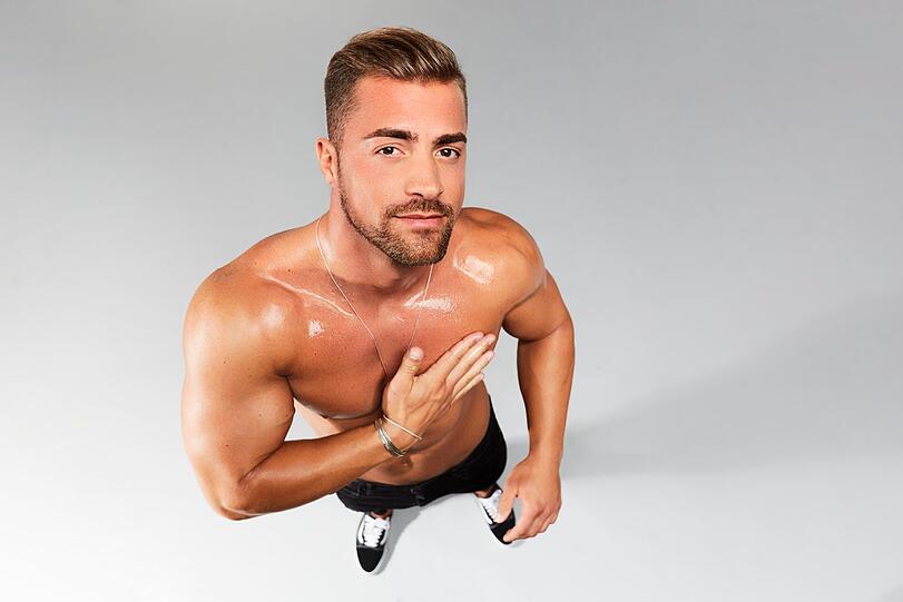 Bei "Love Island" wurde  Tobi Wegener  bekannt. Der notorische Langsamsprecher und Fusselrollenliebhaber ist auf Frauenjagd: "Da zählt nicht, was in der Murmel ist. Hauptsache der Bizeps stimmt." So so. Aber viel Mühe müsse er sich beim weiblichen Geschlecht gar nicht geben: "Mir stehen die Frauen zu Füßen."  Nerv-Faktor:  7/10.  Sieges-Chancen:  10 %.