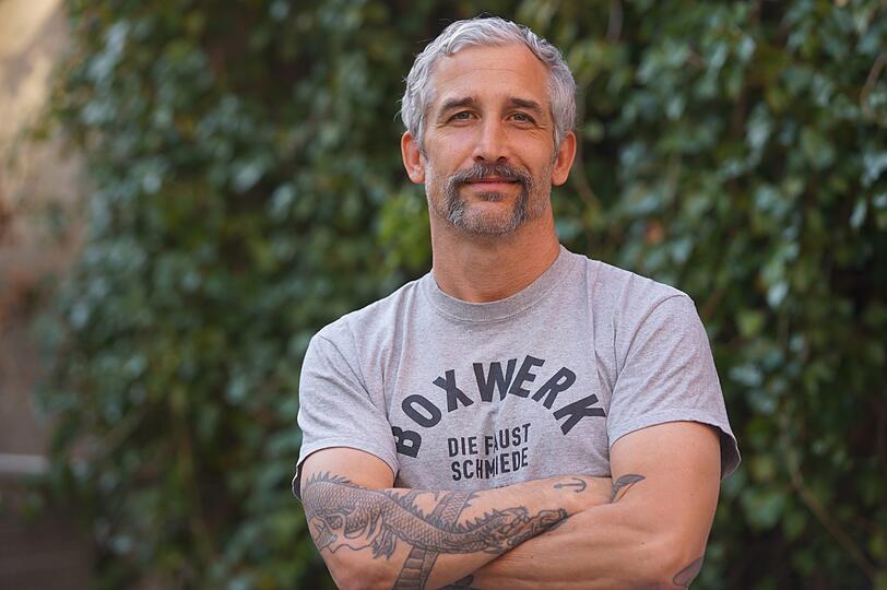 Nick Trachte (45), Inhaber des Boxwerks und Vizepräsident des Bayerischen Boxverbands: "Endlich können meine drei Buben ihre Oma, Opa und Freunde wiedersehen &ndash; ich freu' mich vor allem darauf das Boxwerk wieder aufzusperren, mein Trainerteam und unsere Mitglieder wieder um mich zu haben. Die Zeit des Shutdowns hat mir und sicherlich vielen anderen Gelegenheit dazu gegeben, den Wert von Gesundheit, eines respektvollen Miteinanders und der persönlichen Bewegungsfreiheit noch mehr wertzuschätzen. Manche Menschen sind vielleicht verunsichert, was die Zukunft bringen wird. Angst sollte niemals die Kontrolle übernehmen &ndash; genau wie im Ring beim Faustkampf. Es bleibt zu hoffen, dass ein gesellschaftliches Umdenken stattfindet, das in unserer oft übertrieben materialistischen Denkweise mehr Raum lässt für Themen wie
Umwelt und Menschenrechte."