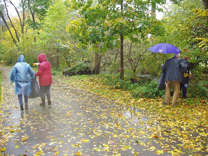 Damit es so schön bleibt, machen die Pasinger im Herbst ihren Stadtpark sauber.