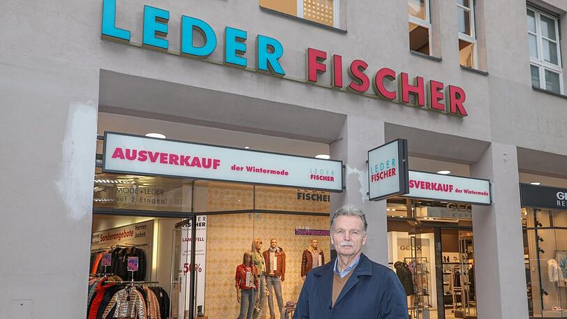 Nikolaus Neusiedl von Leder Fischer sorgt sich, dass wegen Umbauarbeiten in der Sendlinger Straße Kunden sein Schaufenster nicht mehr sehen.