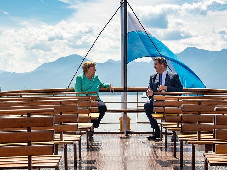 Markus Söder und Bundeskanzlerin Merkel fahren mit einem Schiff der Chiemsee-Schifffahrt auf die Insel Herrenchiemsee.