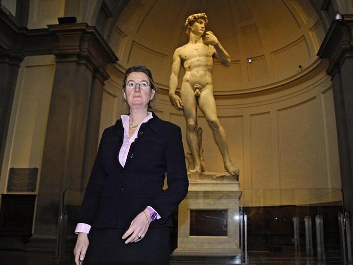 Die deutsche Direktorin der Galleria Dell'Accademia Cecilie Hoellberg vor Michelangelos David.