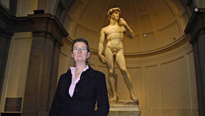 Die deutsche Direktorin der Galleria Dell'Accademia Cecilie Hoellberg vor Michelangelos David. Die deutsche Direktorin der Galleria Dell'Accademia Cecilie Hoellberg vor Michelangelos David.