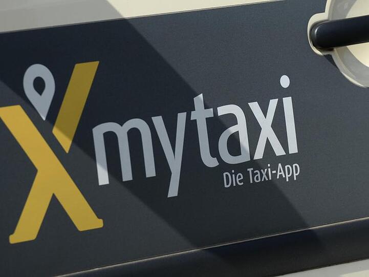 Das Logo der App MyTaxi ist am Flughafen in Hamburg an einem Taxi zu sehen. Foto: Daniel Reinhardt/Archiv