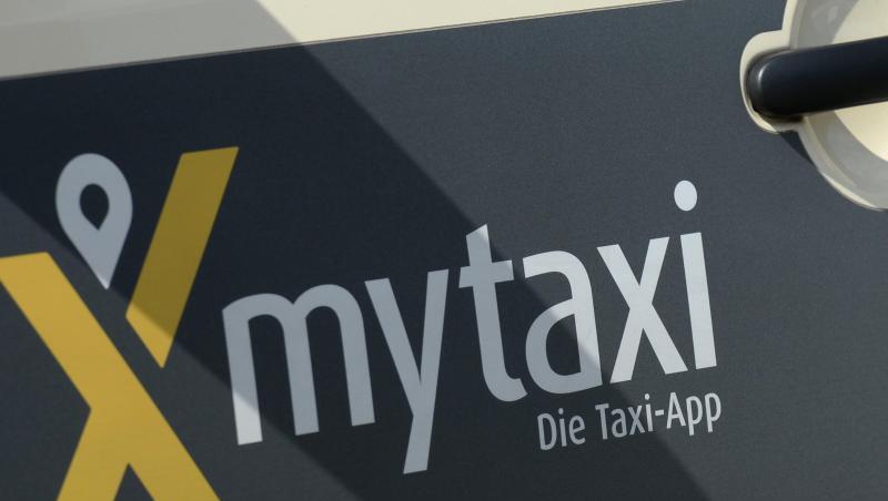 Das Logo der App MyTaxi ist am Flughafen in Hamburg an einem Taxi zu sehen. Foto: Daniel Reinhardt/Archiv Das Logo der App MyTaxi ist am Flughafen in Hamburg an einem Taxi zu sehen. Foto: Daniel Reinhardt/Archiv